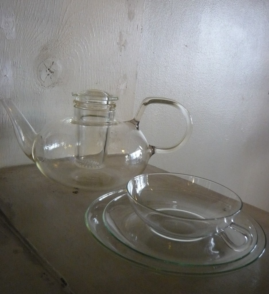 バウハウスのヴィルヘルム・ヴァーゲンフェルト のイエナガラス ティーポットとカップ＆ソーサー soup / clozzet