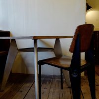 ジャンプルーヴェのカフェテリアテーブルとカフェテリアチェア